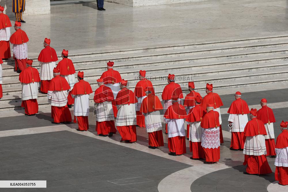 Morte di Papa Francesco -  attesa in San Pietro per il Trasferimento del feretro di Papa  Francesco