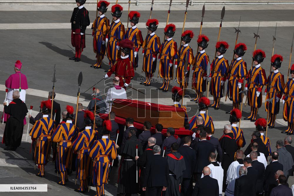 Morte di Papa Francesco -  attesa in San Pietro per il Trasferimento del feretro di Papa  Francesco
