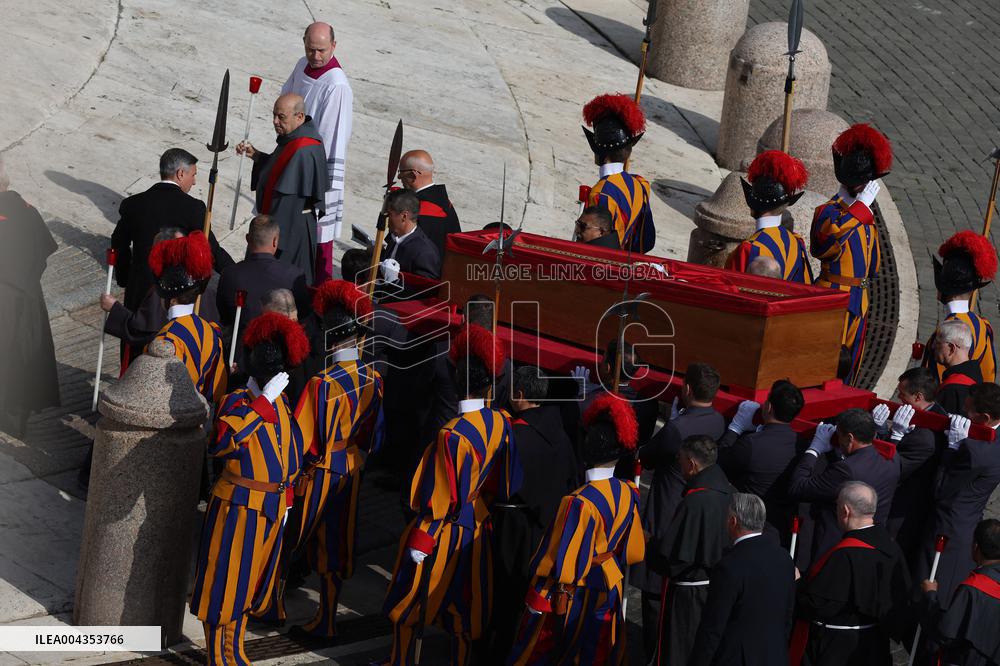 Morte di Papa Francesco -  attesa in San Pietro per il Trasferimento del feretro di Papa  Francesco