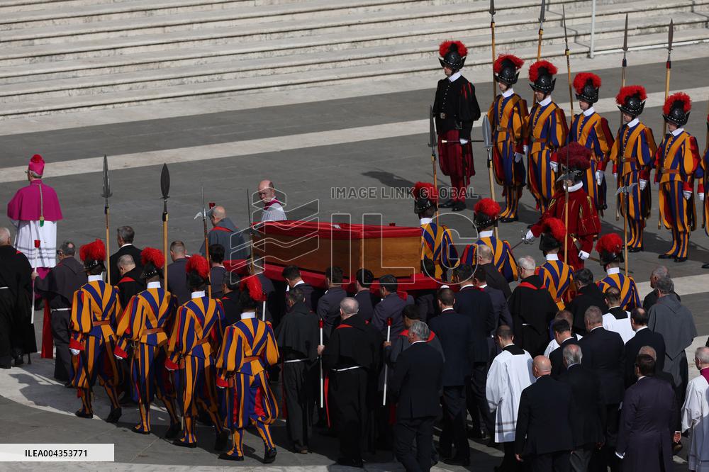 Morte di Papa Francesco -  attesa in San Pietro per il Trasferimento del feretro di Papa  Francesco