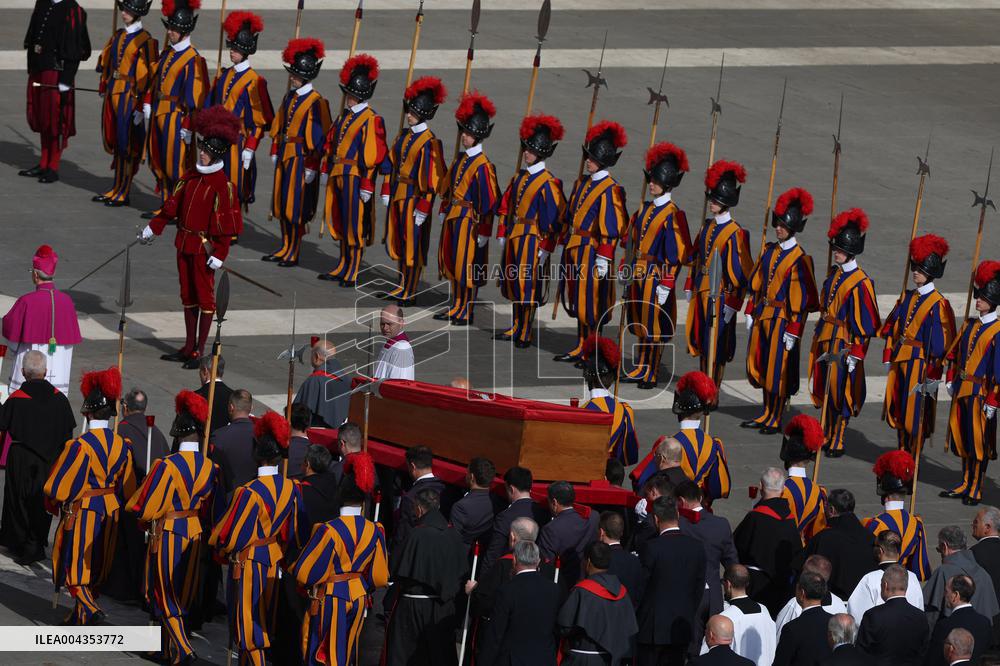 Morte di Papa Francesco -  attesa in San Pietro per il Trasferimento del feretro di Papa  Francesco