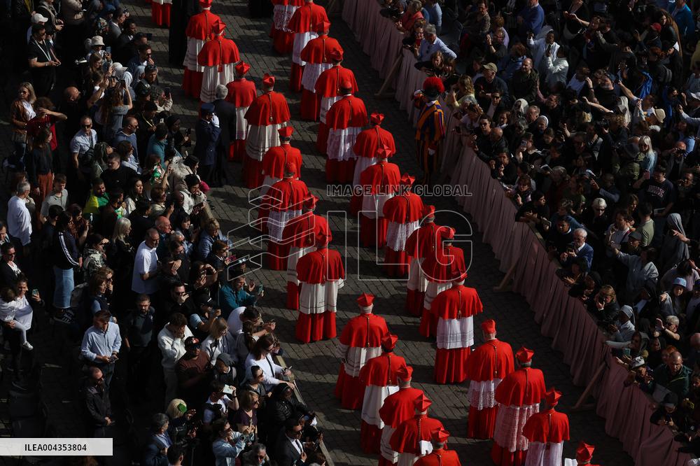 Morte di Papa Francesco -  attesa in San Pietro per il Trasferimento del feretro di Papa  Francesco