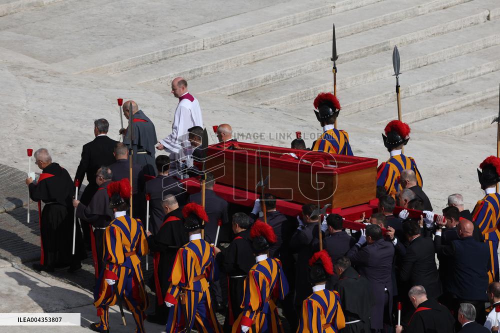 Morte di Papa Francesco -  attesa in San Pietro per il Trasferimento del feretro di Papa  Francesco
