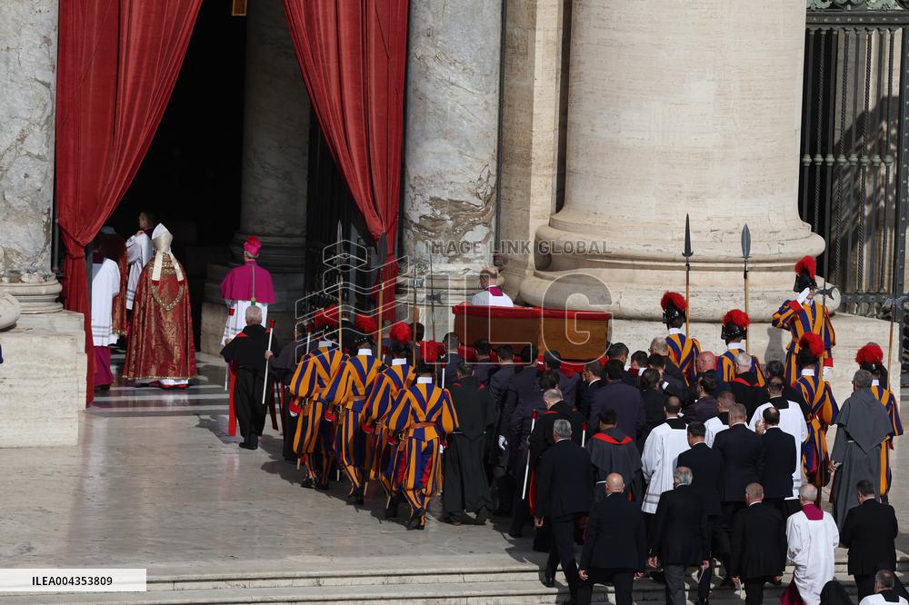 Morte di Papa Francesco -  attesa in San Pietro per il Trasferimento del feretro di Papa  Francesco