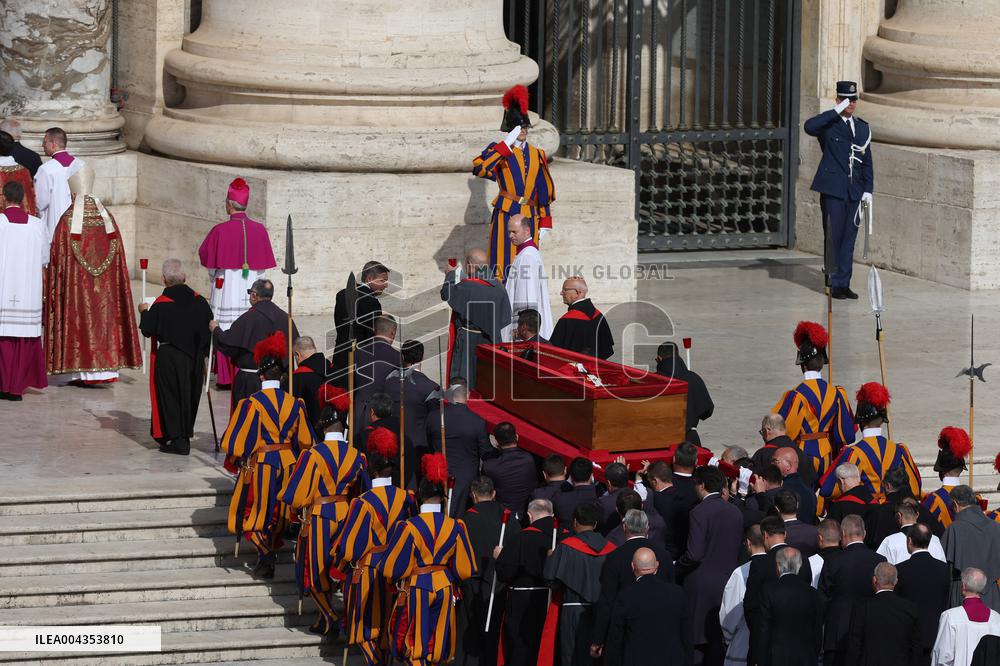 Morte di Papa Francesco -  attesa in San Pietro per il Trasferimento del feretro di Papa  Francesco