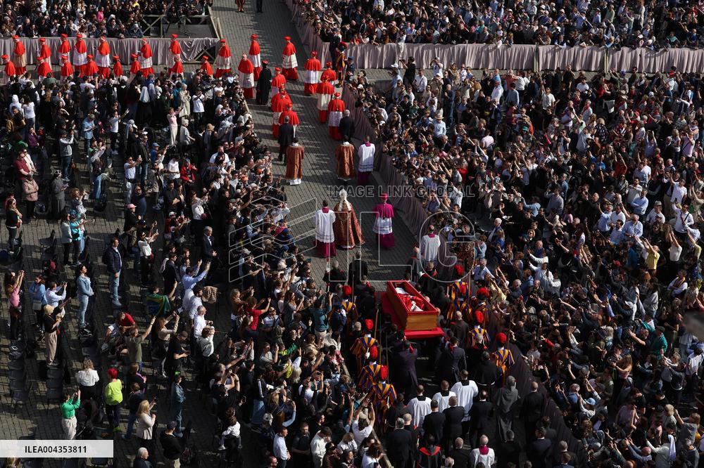 Morte di Papa Francesco -  attesa in San Pietro per il Trasferimento del feretro di Papa  Francesco
