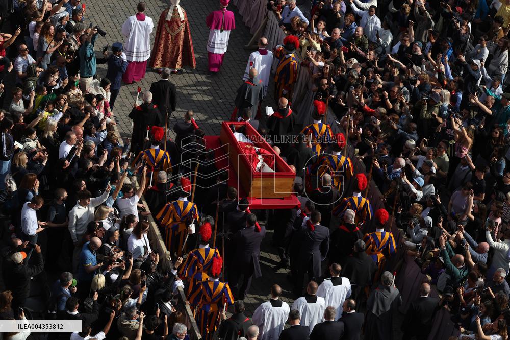Morte di Papa Francesco -  attesa in San Pietro per il Trasferimento del feretro di Papa  Francesco