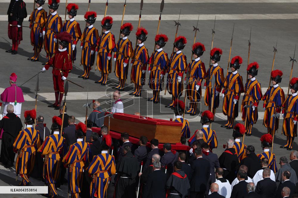 Morte di Papa Francesco -  attesa in San Pietro per il Trasferimento del feretro di Papa  Francesco