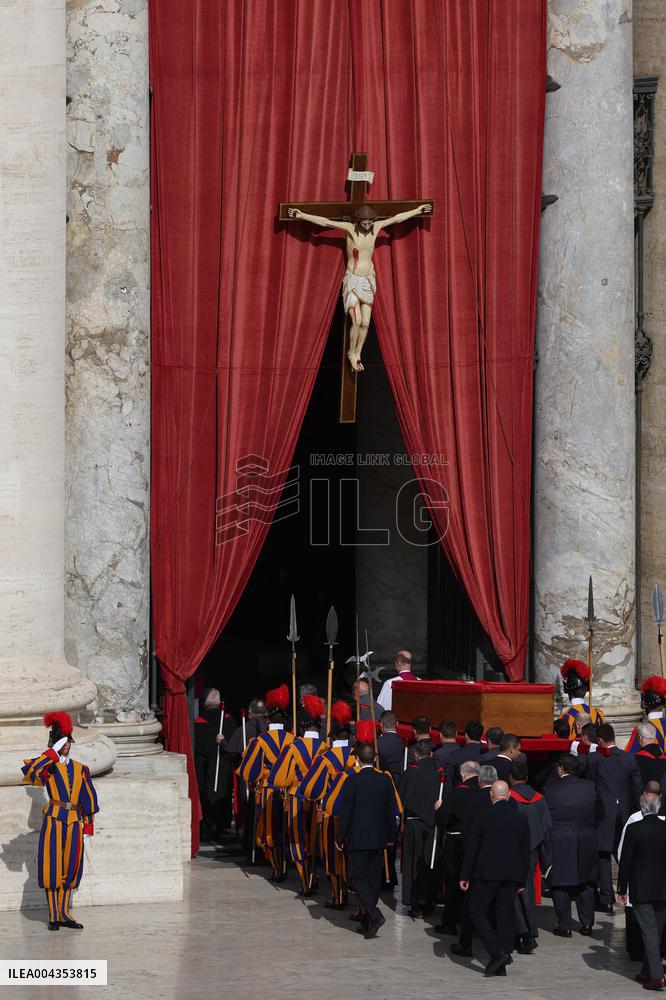 Morte di Papa Francesco -  attesa in San Pietro per il Trasferimento del feretro di Papa  Francesco