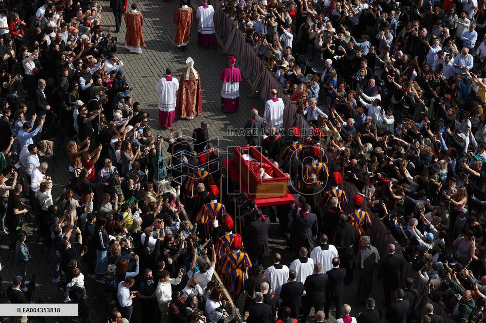 Morte di Papa Francesco -  attesa in San Pietro per il Trasferimento del feretro di Papa  Francesco