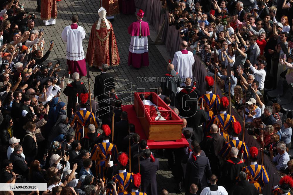 Morte di Papa Francesco -  attesa in San Pietro per il Trasferimento del feretro di Papa  Francesco