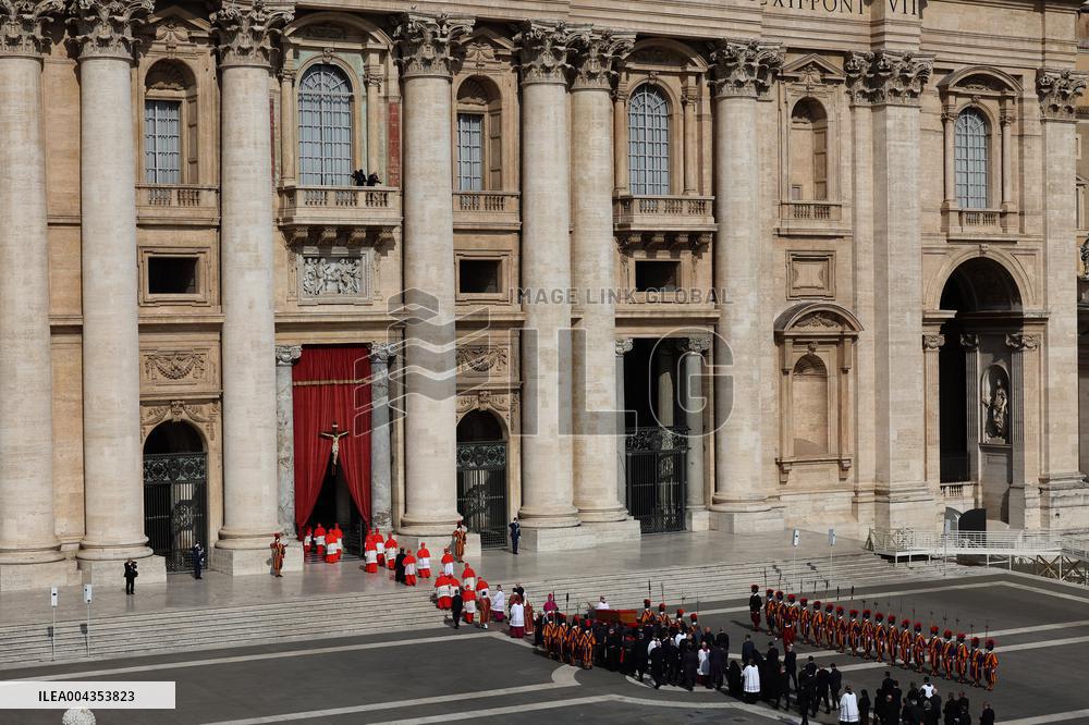 Morte di Papa Francesco -  attesa in San Pietro per il Trasferimento del feretro di Papa  Francesco