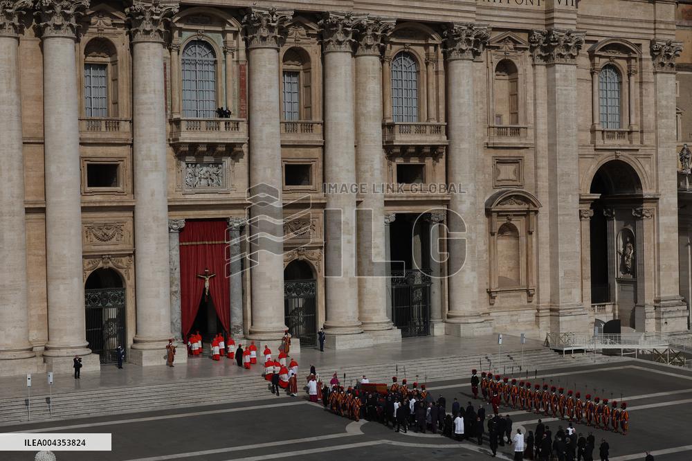 Morte di Papa Francesco -  attesa in San Pietro per il Trasferimento del feretro di Papa  Francesco