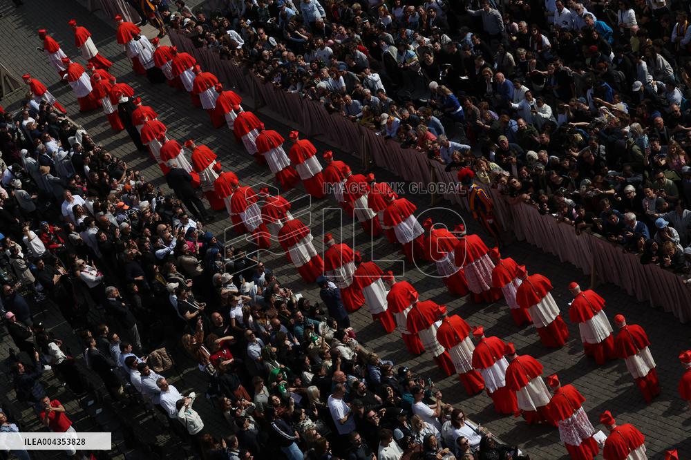 Morte di Papa Francesco -  attesa in San Pietro per il Trasferimento del feretro di Papa  Francesco