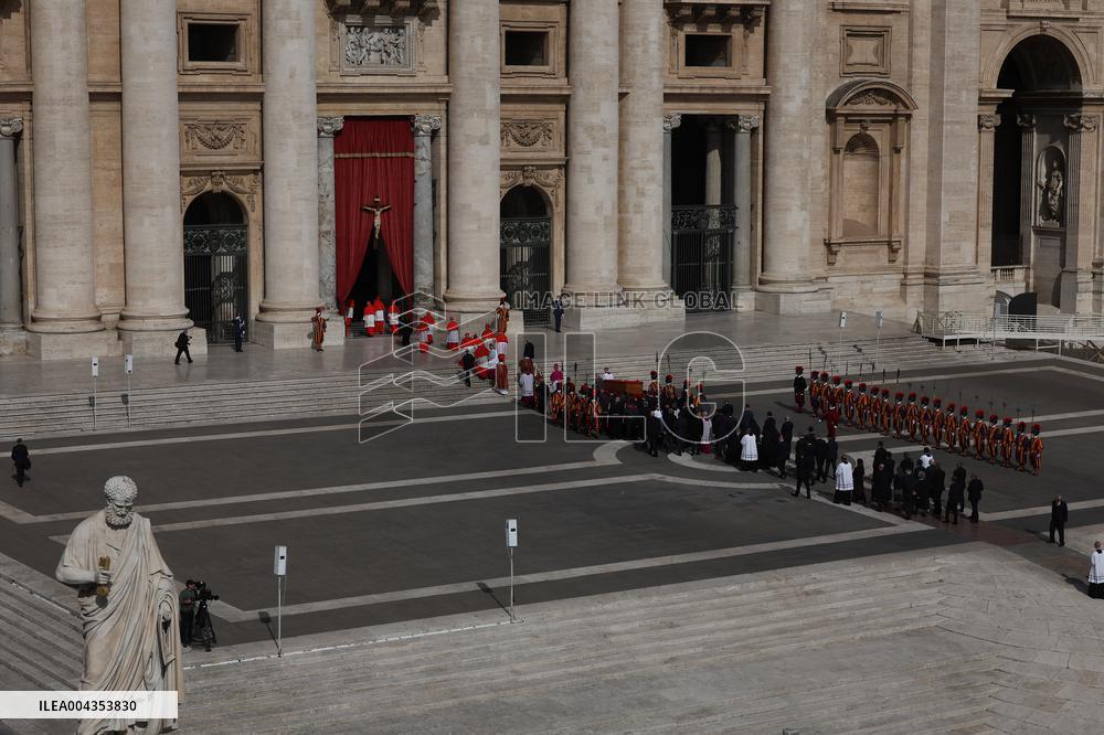 Morte di Papa Francesco -  attesa in San Pietro per il Trasferimento del feretro di Papa  Francesco