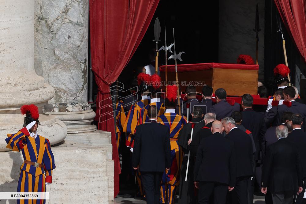 Morte di Papa Francesco -  il corpo di Papa Bergoglio trasferito in San Pietro in Vaticano