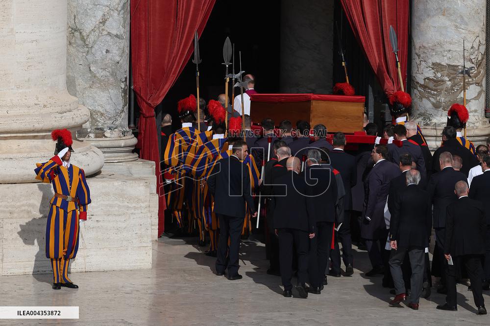 Morte di Papa Francesco -  il corpo di Papa Bergoglio trasferito in San Pietro in Vaticano