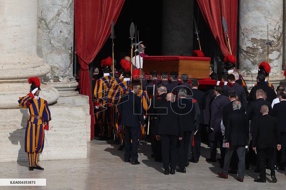 Morte di Papa Francesco -  il corpo di Papa Bergoglio trasferito in San Pietro in Vaticano