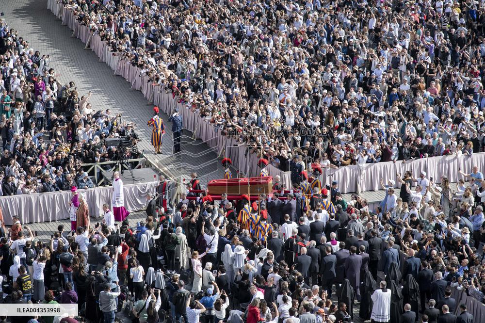 Transfer of The Coffin of Pope Francis - Vatican