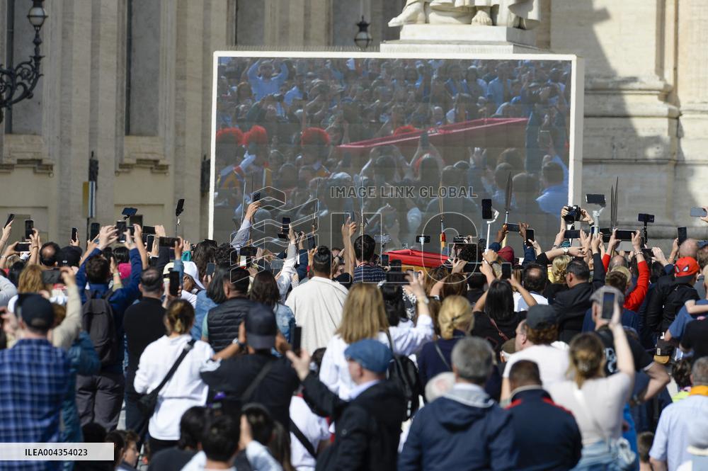 Transfer of The Coffin of Pope Francis - Vatican