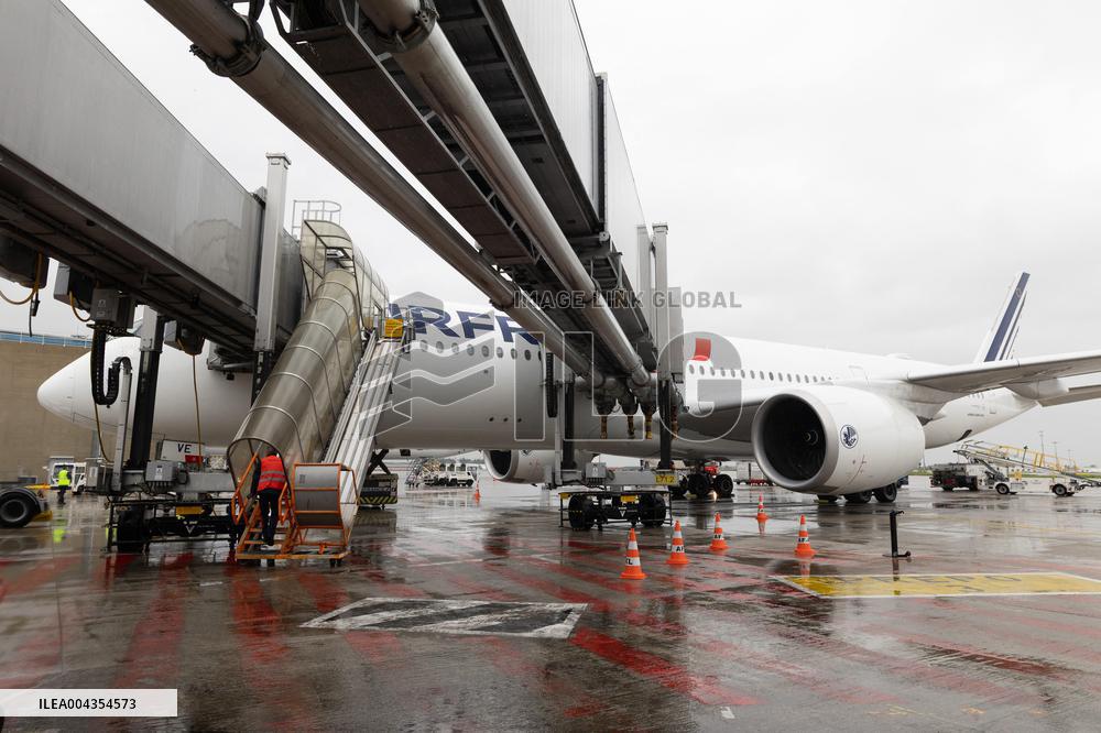 Visit to Charles de Gaulle Airport about the decarbonisation of the aviation sector - Roissy-en-France