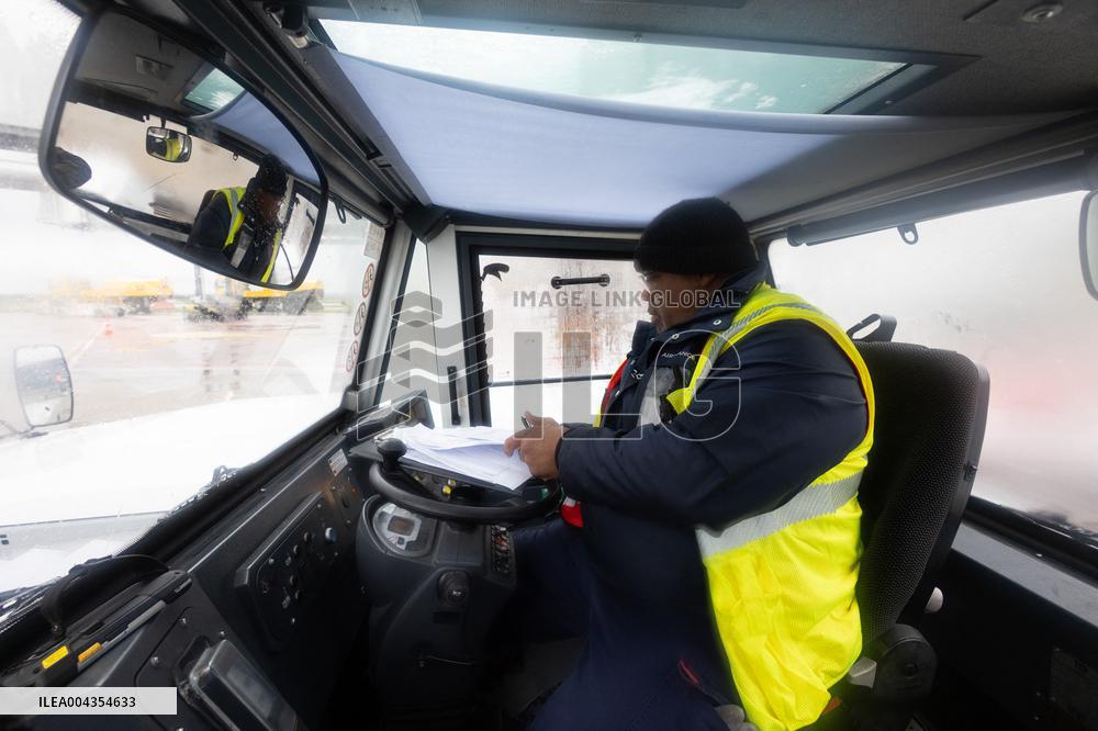 Visit to Charles de Gaulle Airport about the decarbonisation of the aviation sector - Roissy-en-France