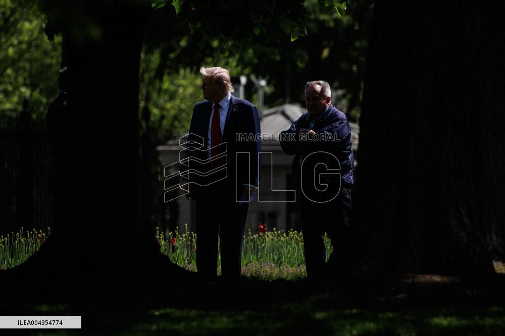 DC: President Trump on North Lawn of White House