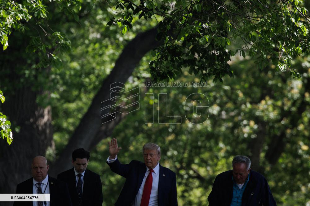 DC: President Trump on North Lawn of White House