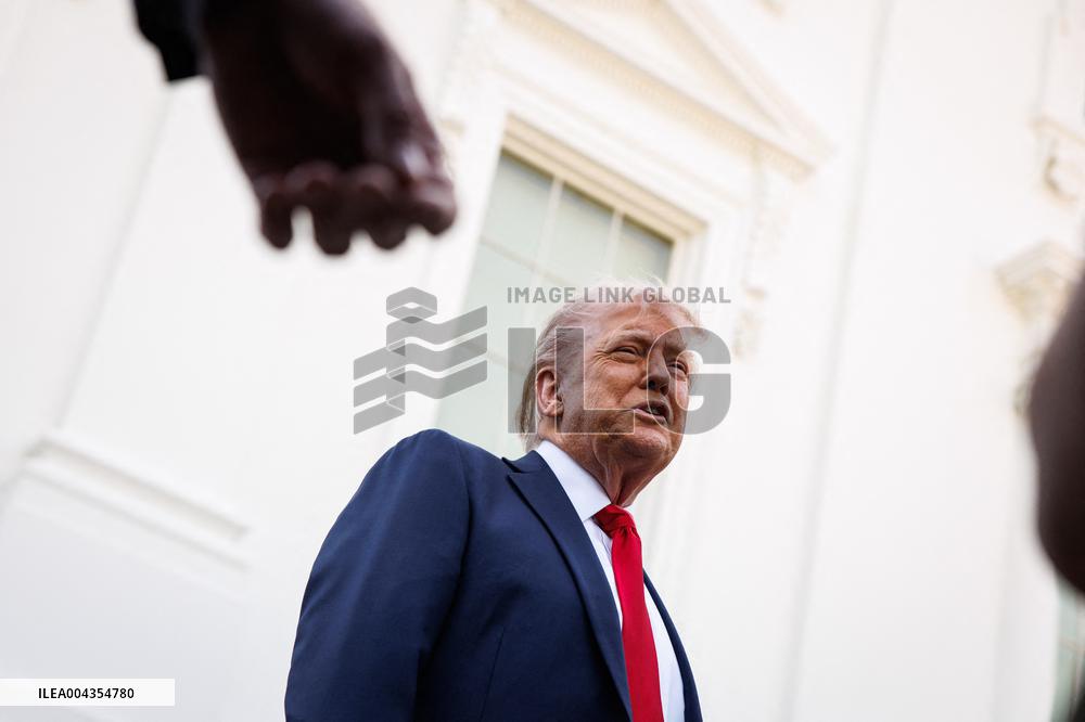 DC: President Trump on North Lawn of White House