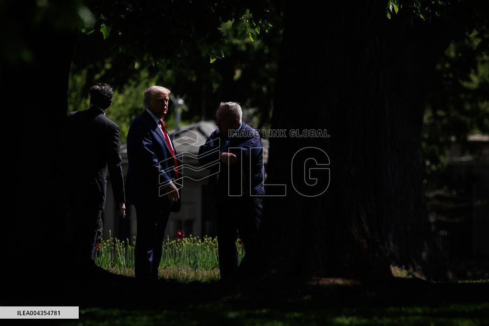 DC: President Trump on North Lawn of White House