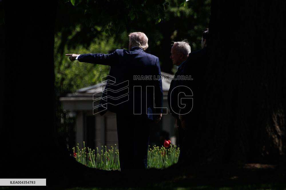 DC: President Trump on North Lawn of White House