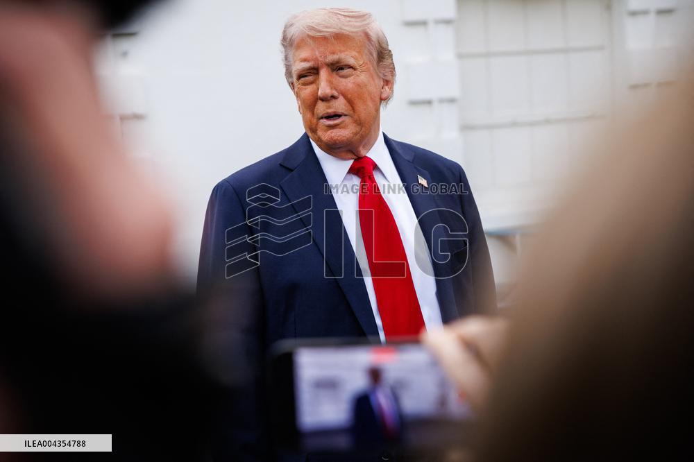 DC: President Trump on North Lawn of White House