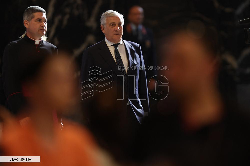 Giorgia Meloni si reca dal santo padre per l’omaggio insieme ai tanti fedeli.