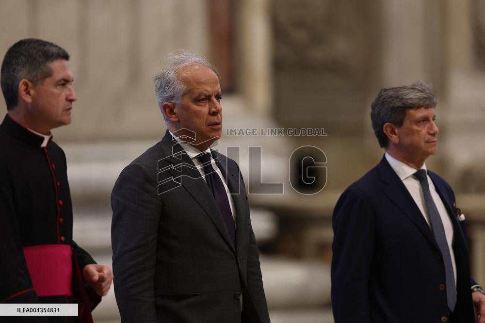 Giorgia Meloni si reca dal santo padre per l’omaggio insieme ai tanti fedeli.