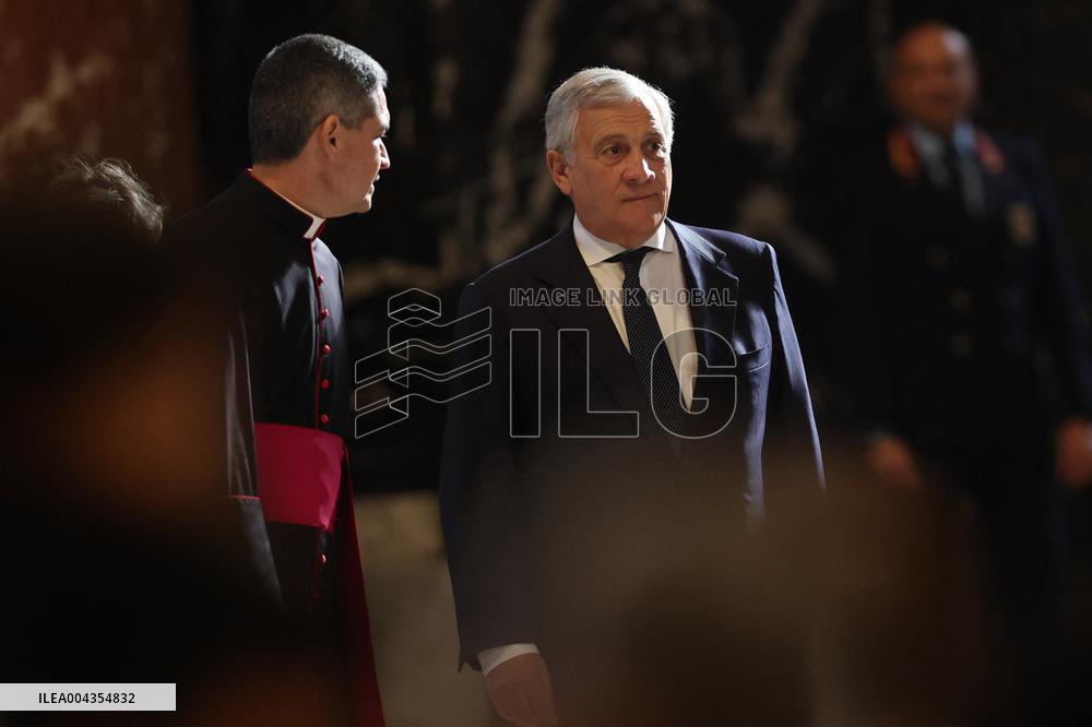 Giorgia Meloni si reca dal santo padre per l’omaggio insieme ai tanti fedeli.