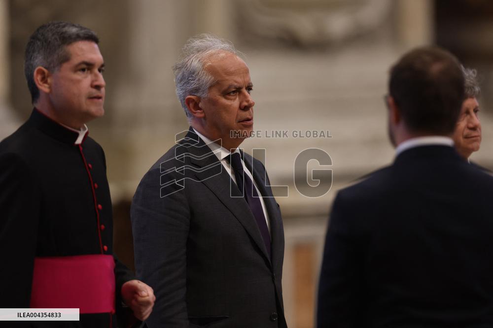 Giorgia Meloni si reca dal santo padre per l’omaggio insieme ai tanti fedeli.