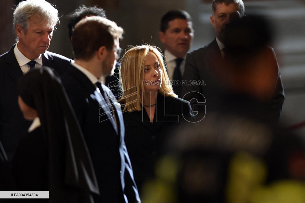 Giorgia Meloni si reca dal santo padre per l’omaggio insieme ai tanti fedeli.