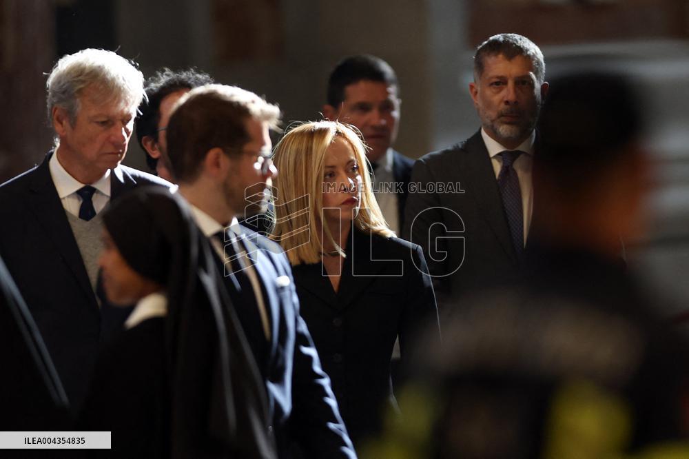 Giorgia Meloni si reca dal santo padre per l’omaggio insieme ai tanti fedeli.