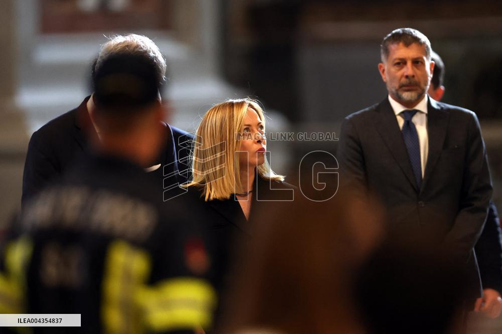 Giorgia Meloni si reca dal santo padre per l’omaggio insieme ai tanti fedeli.