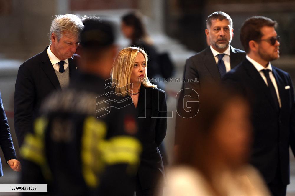 Giorgia Meloni si reca dal santo padre per l’omaggio insieme ai tanti fedeli.