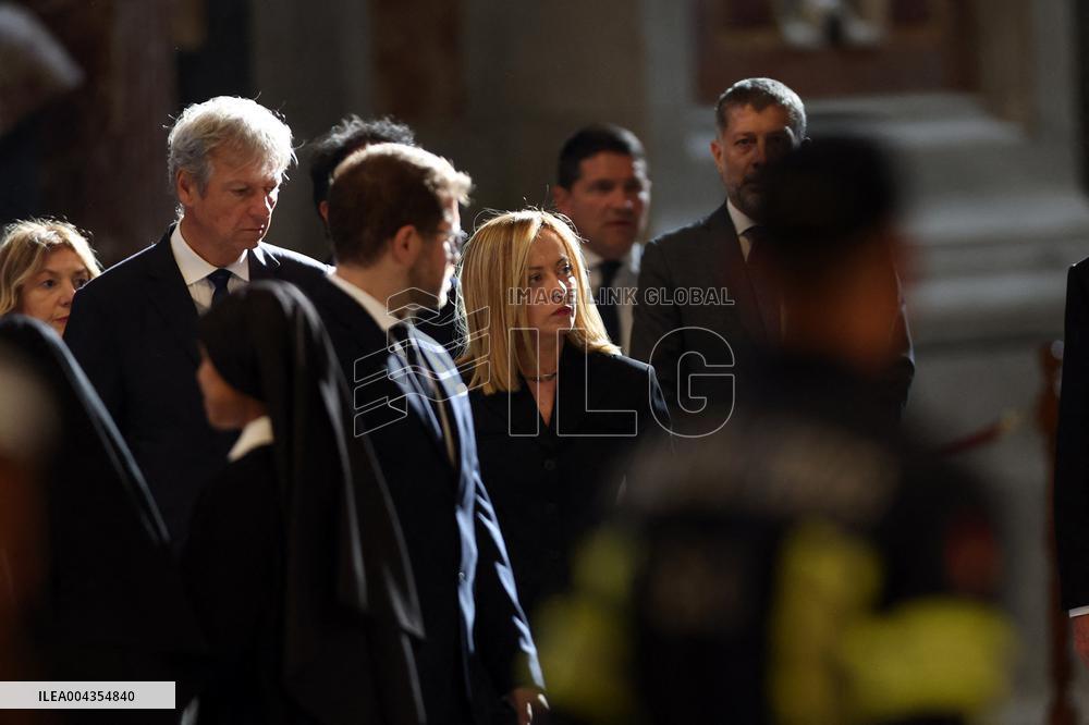 Giorgia Meloni si reca dal santo padre per l’omaggio insieme ai tanti fedeli.