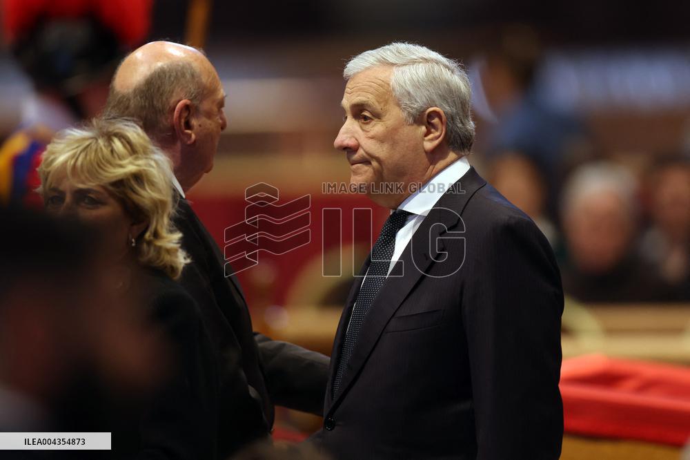 Roma, Morte di Papa Francesco -  Giorgia Meloni e il ministro Tajani in San Pietro per l’omaggio a Bergoglio insieme ai tanti fe