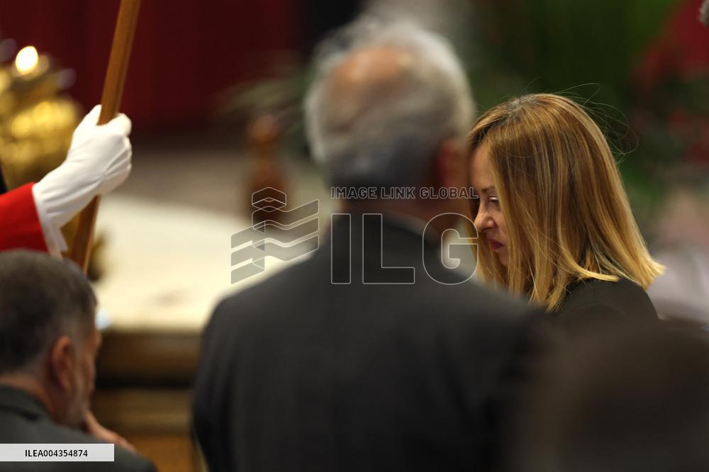 Roma, Morte di Papa Francesco -  Giorgia Meloni e e i ministri in San Pietro per l’omaggio a Bergoglio insieme ai tanti fedeli.