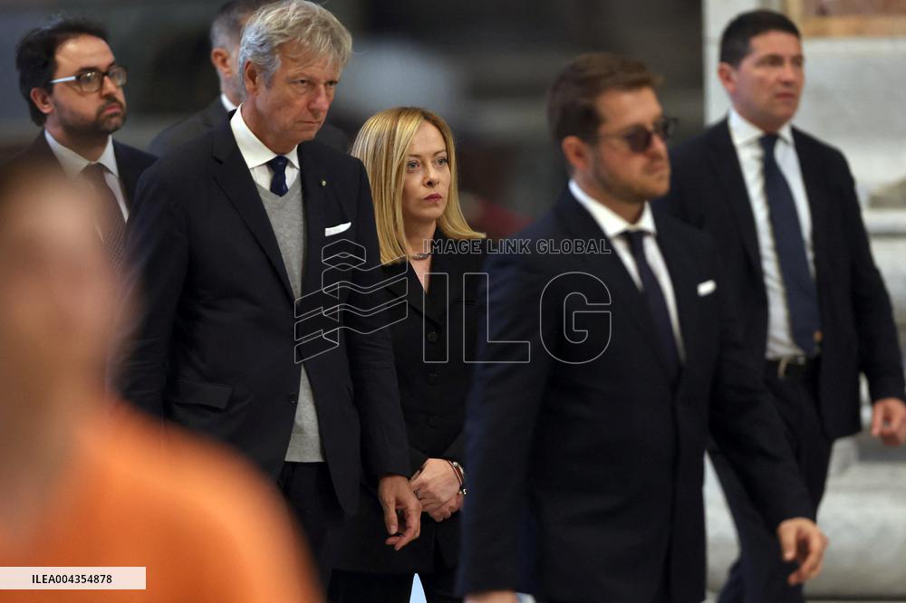 Giorgia Meloni si reca dal santo padre per l’omaggio insieme ai tanti fedeli.