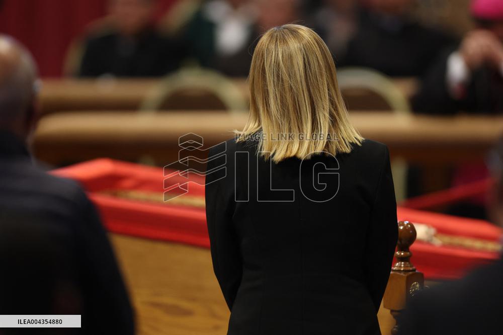 Roma, Morte di Papa Francesco -  Giorgia Meloni e e i ministri in San Pietro per l’omaggio a Bergoglio insieme ai tanti fedeli.