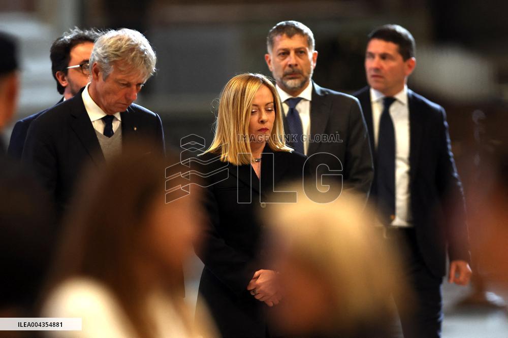 Giorgia Meloni si reca dal santo padre per l’omaggio insieme ai tanti fedeli.