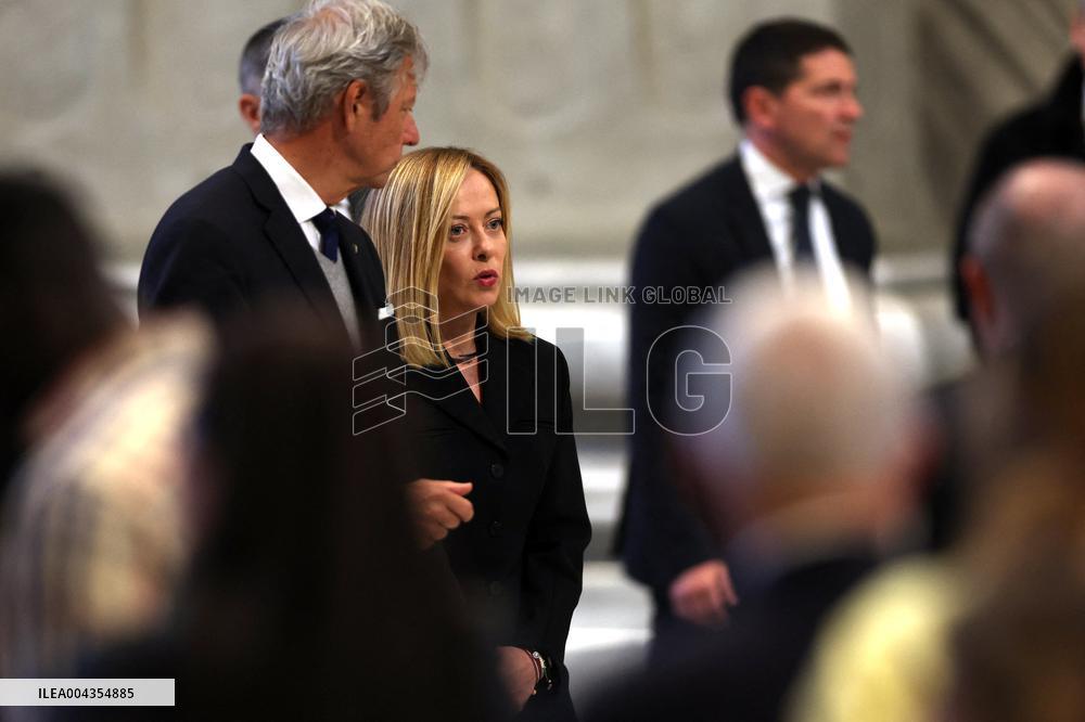 Roma, Morte di Papa Francesco -  Giorgia Meloni e il ministro Tajani in San Pietro per l’omaggio a Bergoglio insieme ai tanti fe