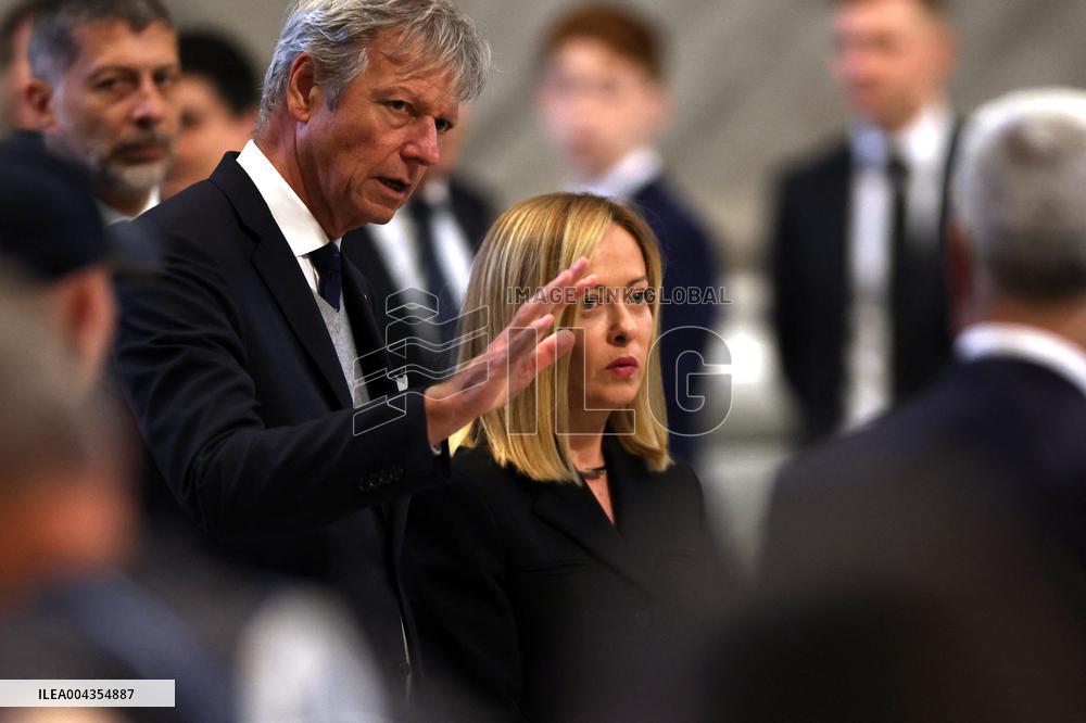 Roma, Morte di Papa Francesco -  Giorgia Meloni e il ministro Tajani in San Pietro per l’omaggio a Bergoglio insieme ai tanti fe