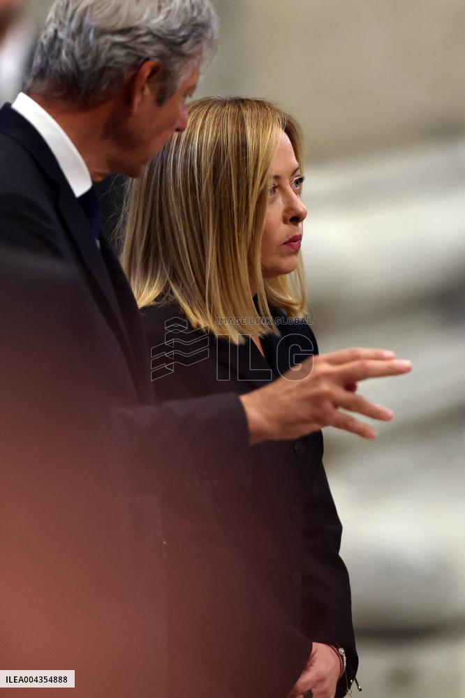 Roma, Morte di Papa Francesco -  Giorgia Meloni e il ministro Tajani in San Pietro per l’omaggio a Bergoglio insieme ai tanti fe