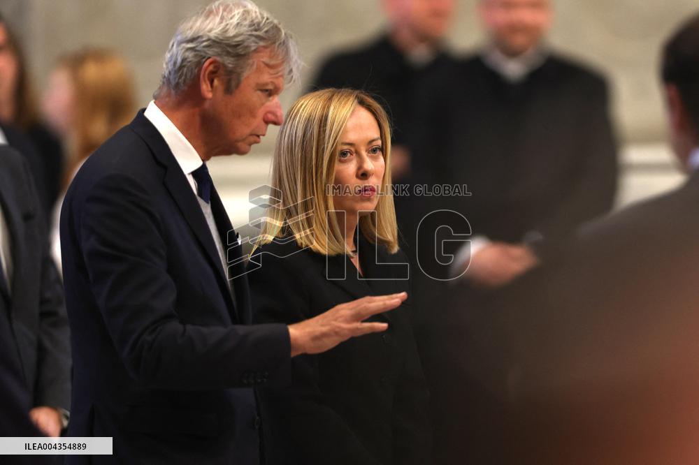 Roma, Morte di Papa Francesco -  Giorgia Meloni e il ministro Tajani in San Pietro per l’omaggio a Bergoglio insieme ai tanti fe